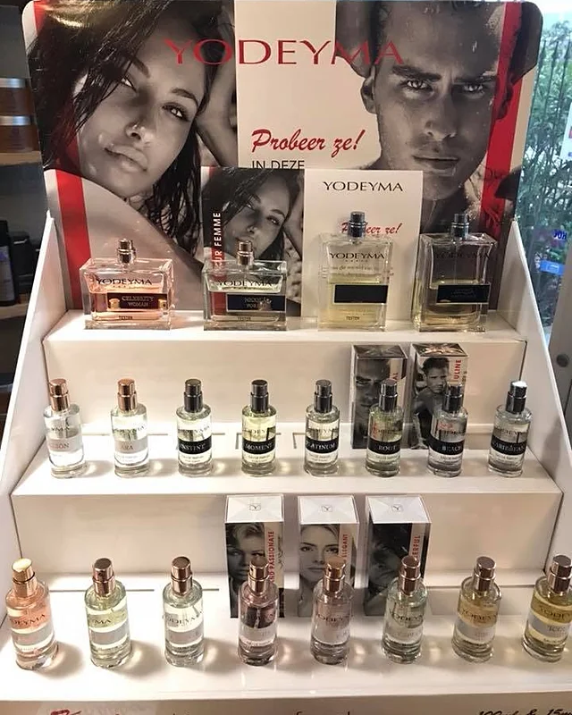 Rek met parfums en het bordje Probeer ze!